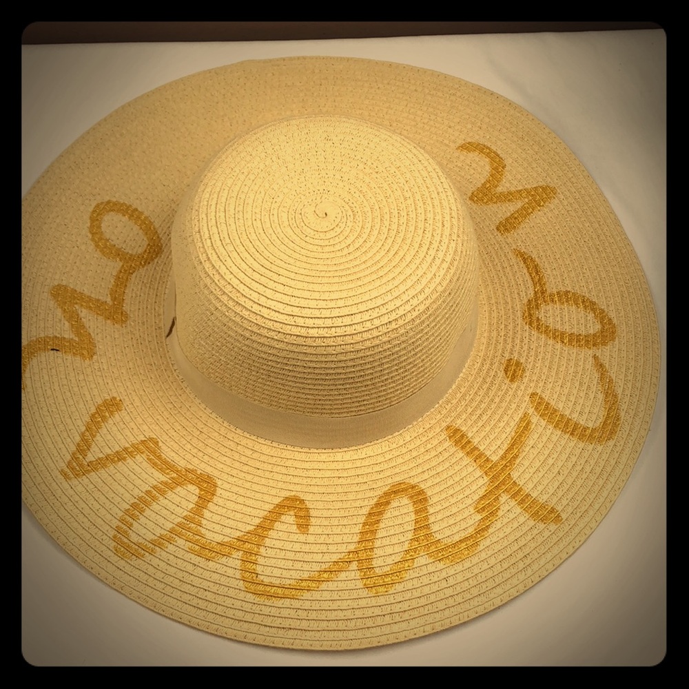“On vacation”straw summer hat with gold lettering